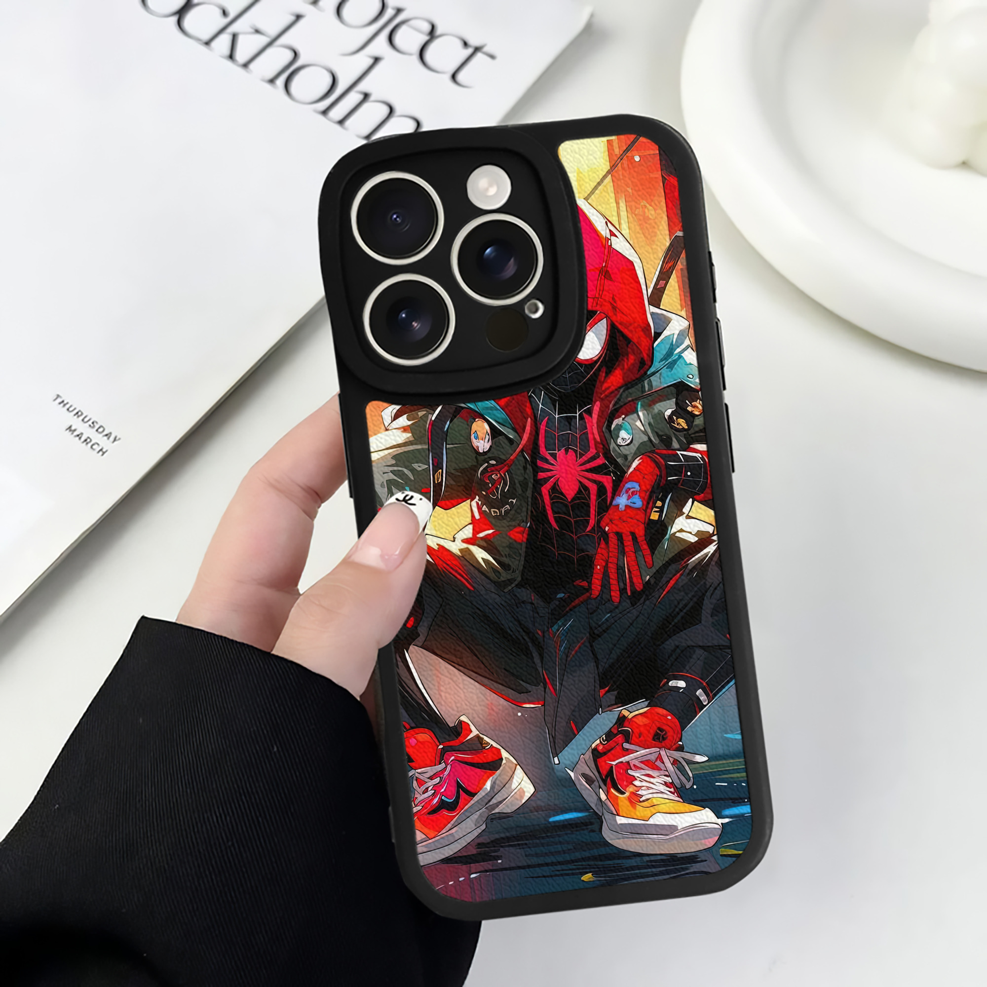 （画像用） Spider Man スパイダーマン 【iPhone 16シリーズ対応】シリコンスマホケース（レザー調） 材質：シリコン